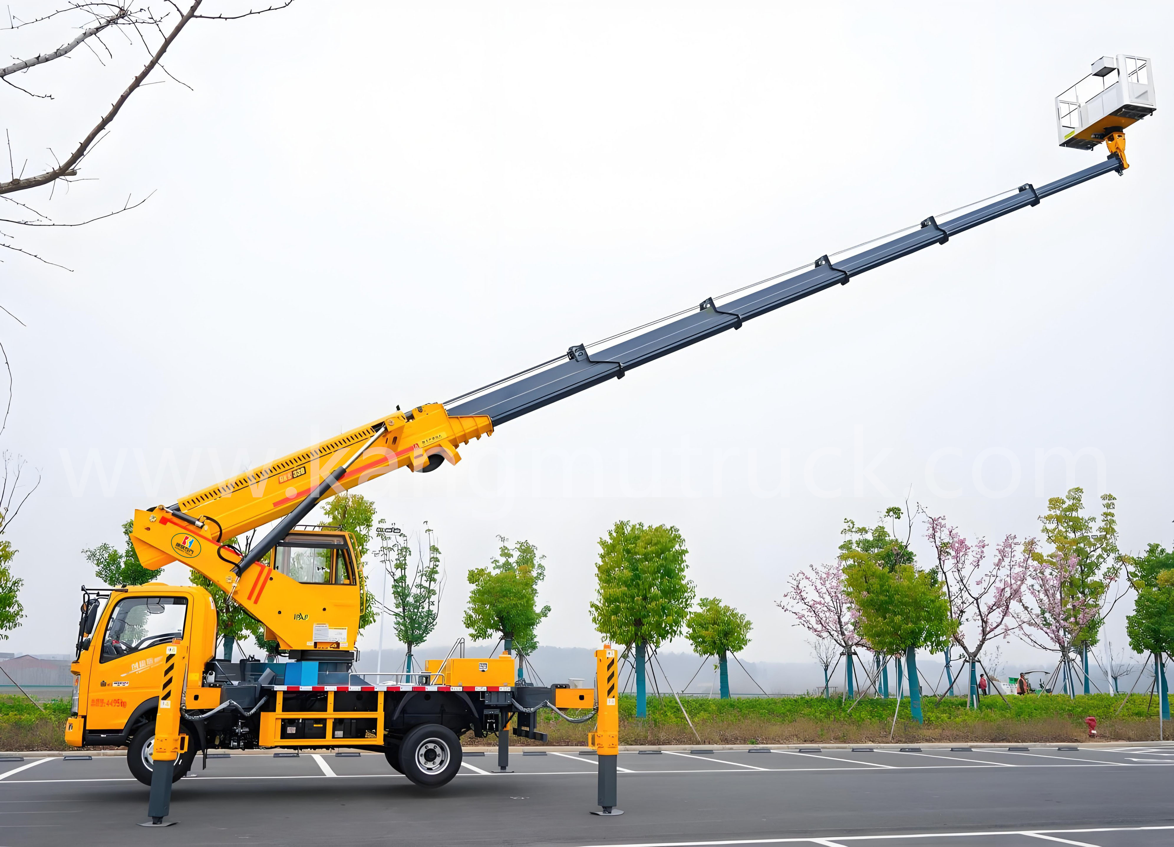 Sinotruk Howo 33-Meter Seven-Section Boom Aerial Lift Truck