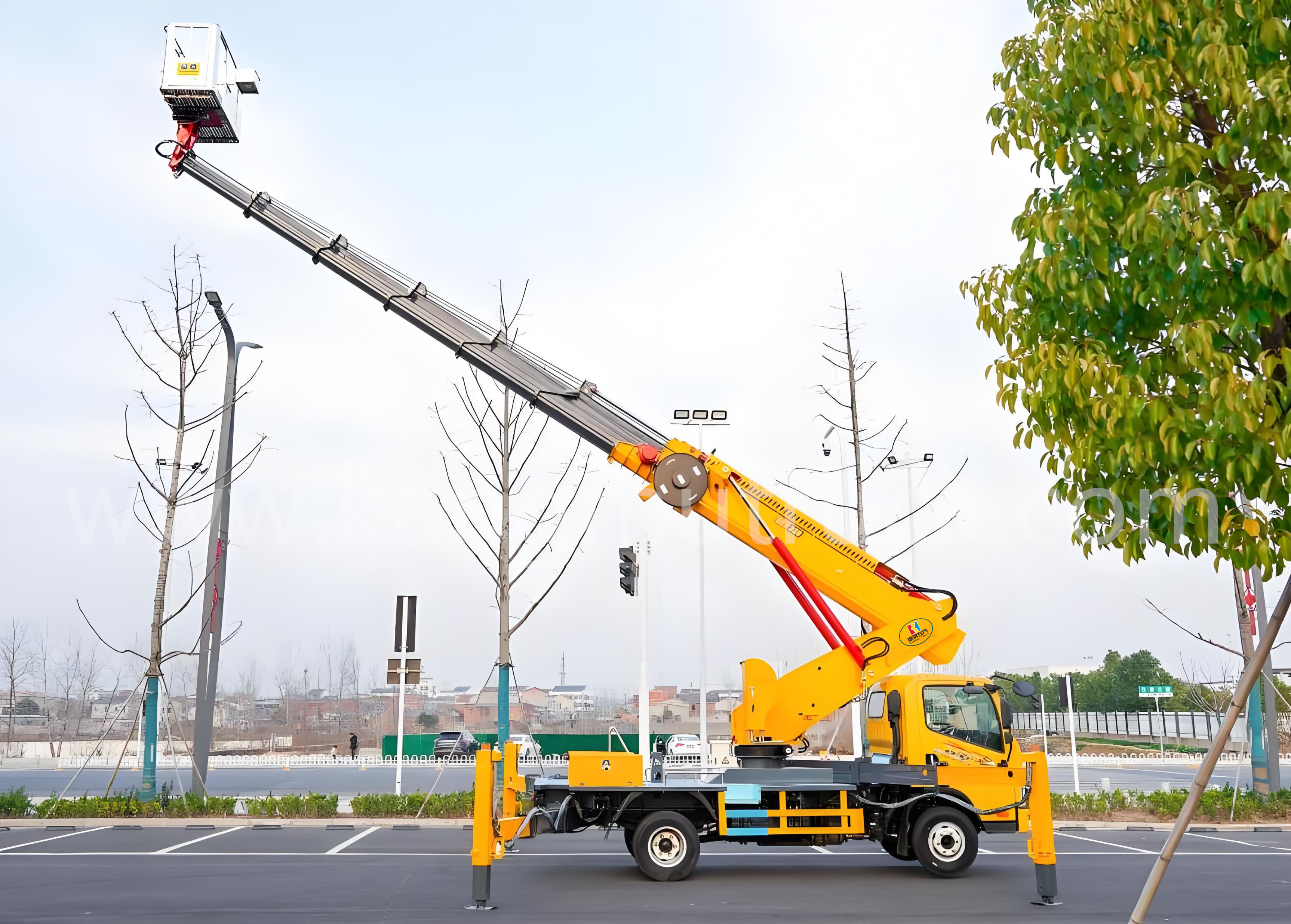FAW JieFang 33-Meter Seven-Section Boom Aerial Lift Truck