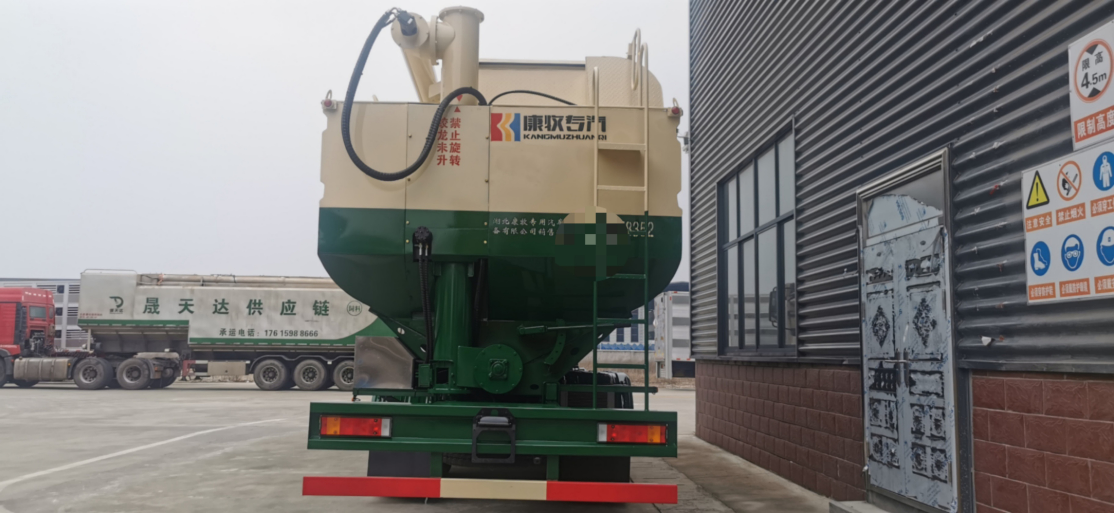 Dongfeng KR 8x4 Bulk Feed Truck Kmhh5313zsld6