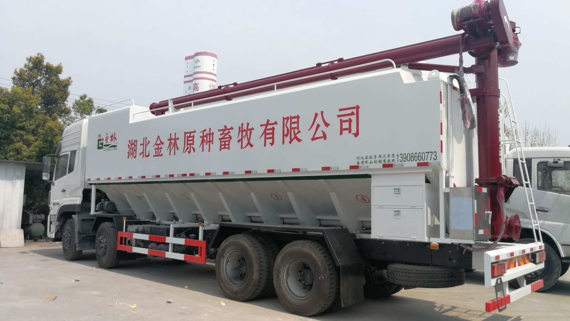 Dongfeng KL 8×4 Bulk Feed Truck (20-25 Tons)