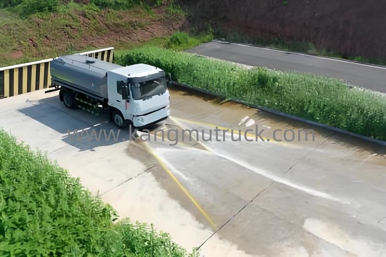 Dongfeng Furuka Yunnei 126Hp ឡានបាញ់ថ្នាំបាញ់ថ្នាំ 5CBM
