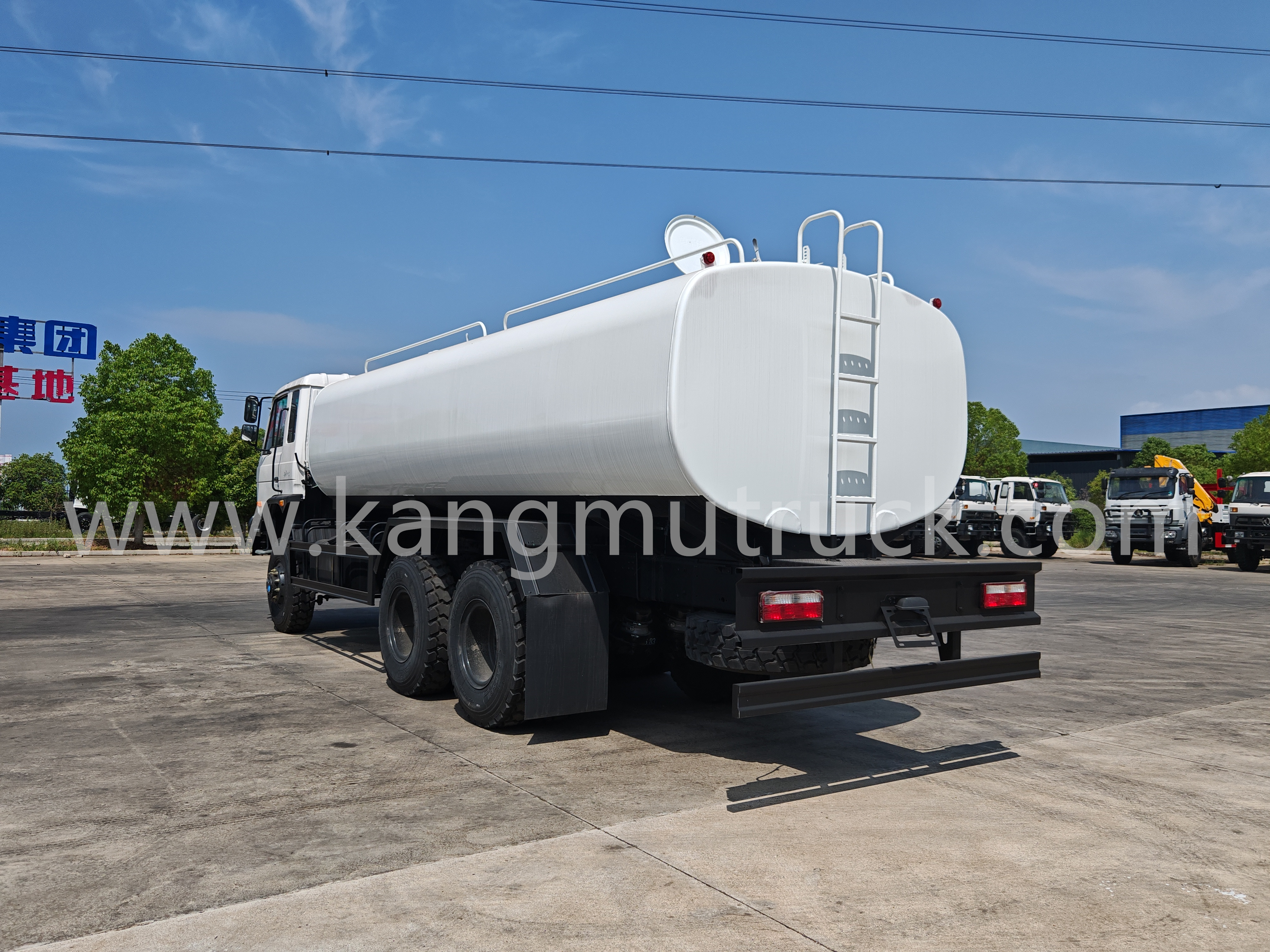  ឡានដឹកទំនិញធុងទឹកទឹក 6x6 2000
