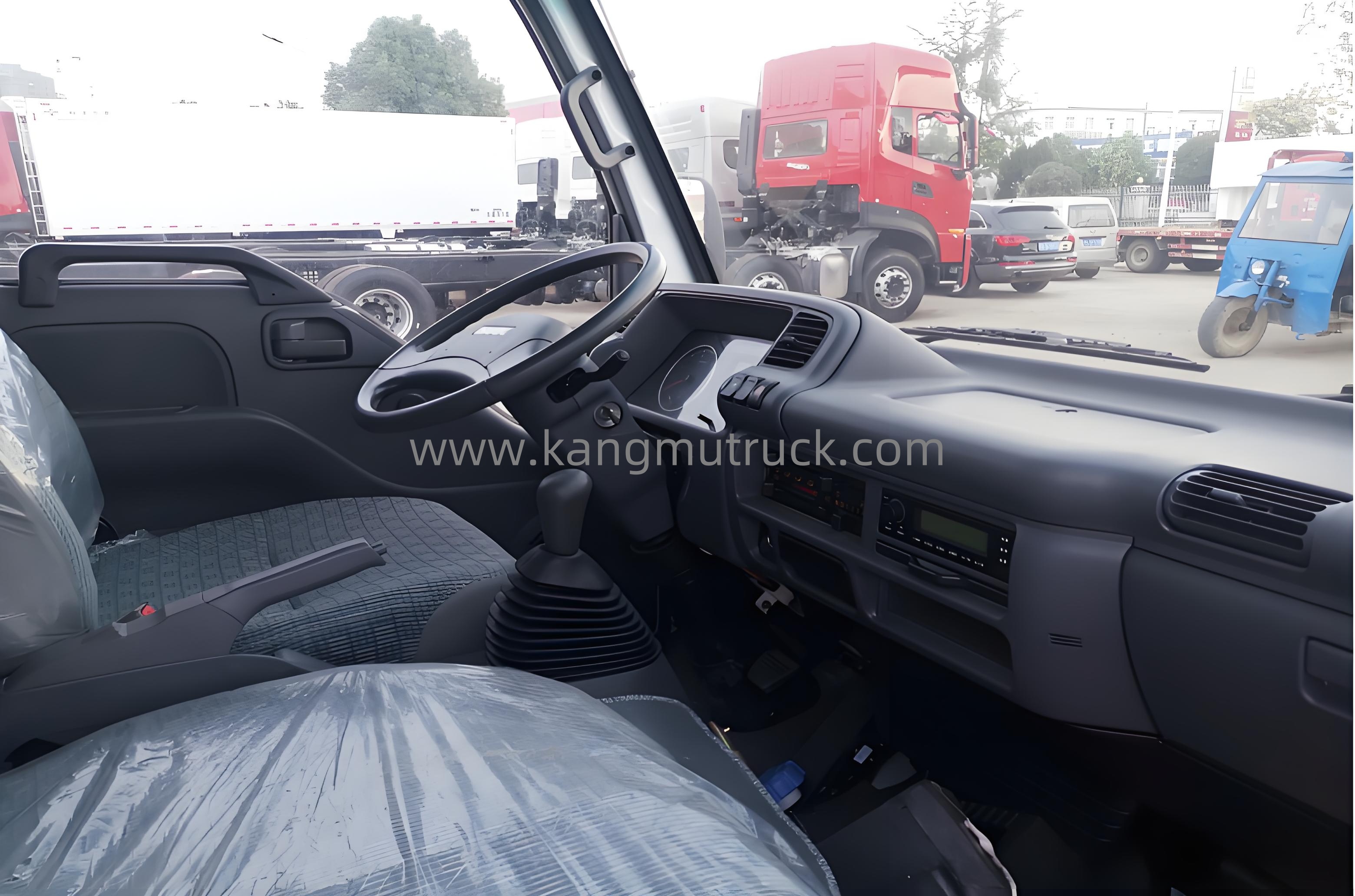 Qingling Isuzu 100P Meat Hook Refrigerated Truck