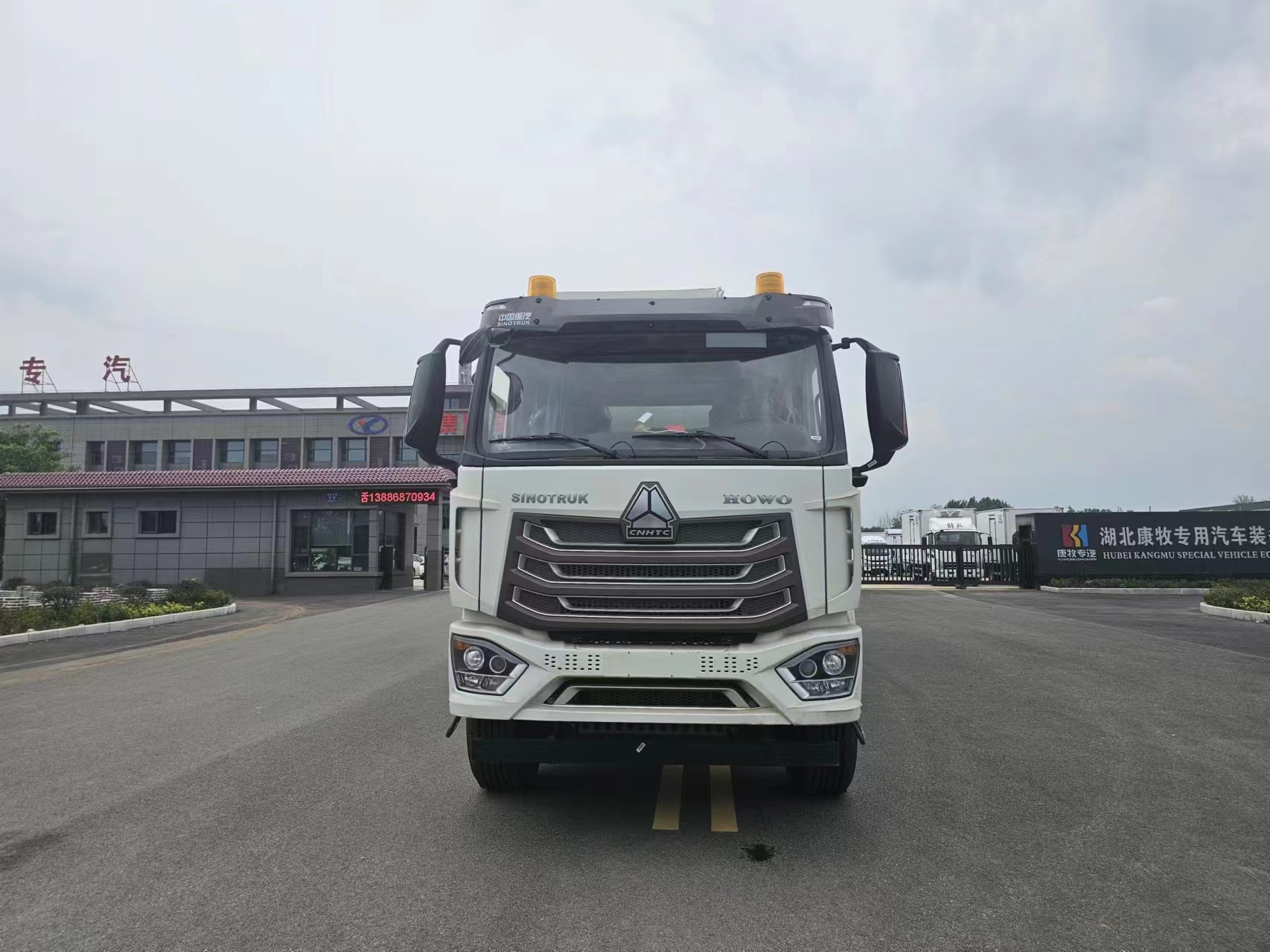 Sinotruk HOWO NX430 With 30KW Self-generator and 42CBM Bulk Feed Truck