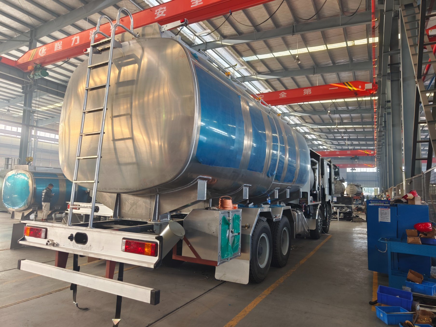 Beiben-4X4-Refuelling-Fuel-Tank-Truck (1)