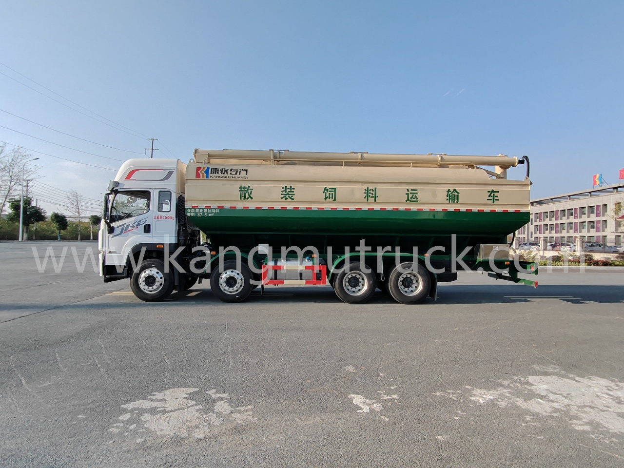 FAW Jiefang Yuchai 400HP 8x4 Bulk Feed Truck