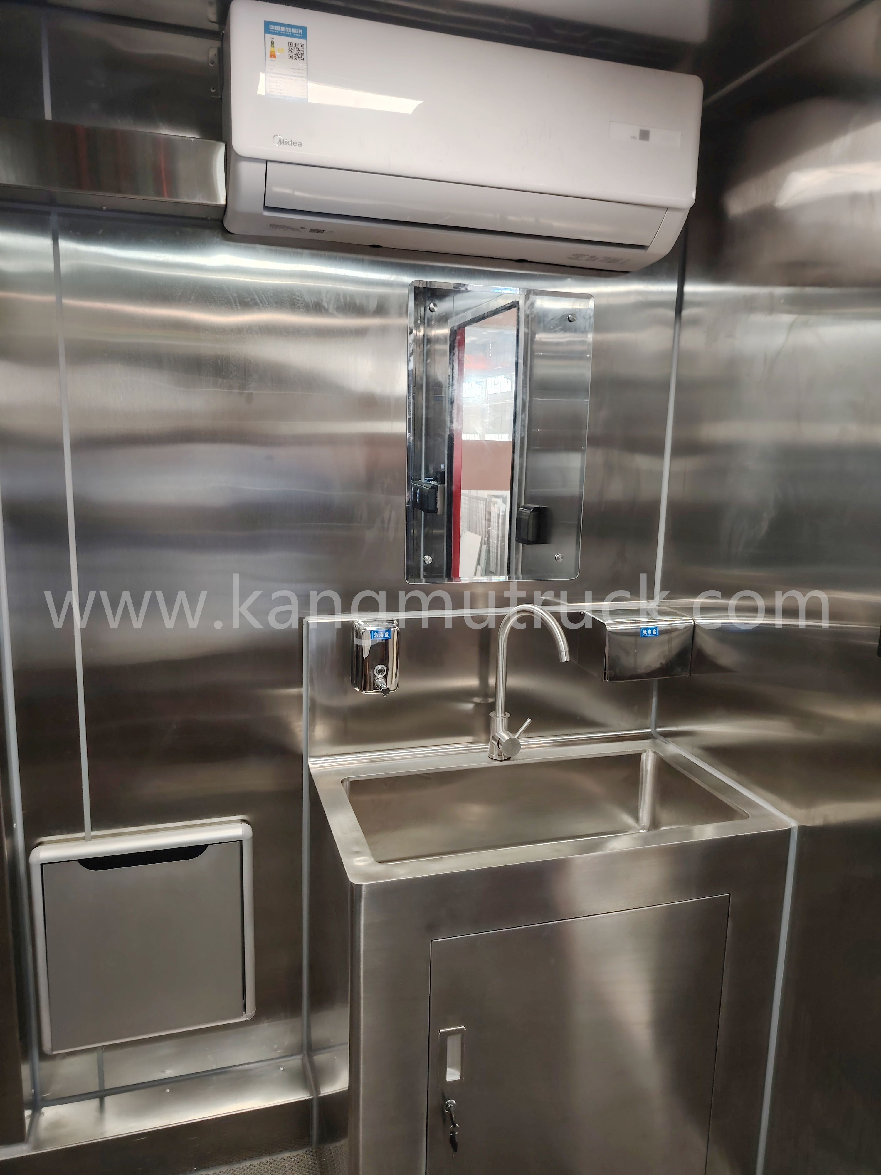 Sinotruk Sitrak 350HP Shower Truck