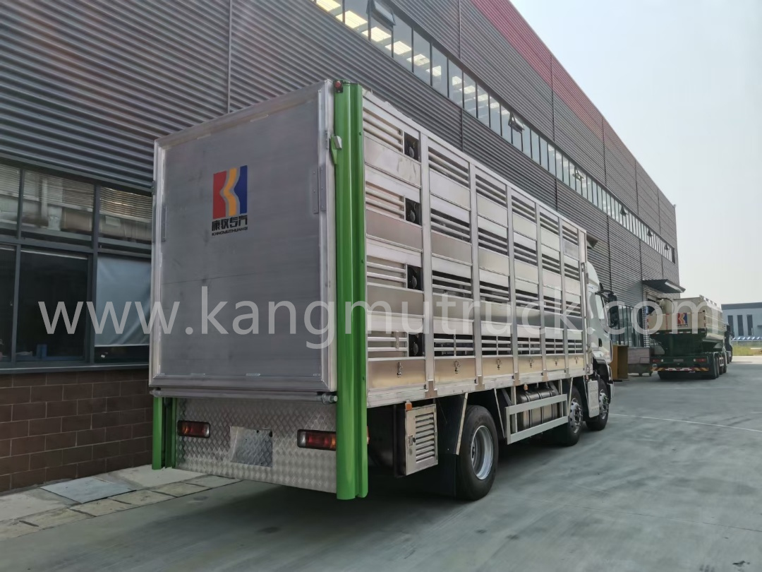 Dongfeng Aluminum 3 Axles Livestock And Poultry Transport Truck (290HP)