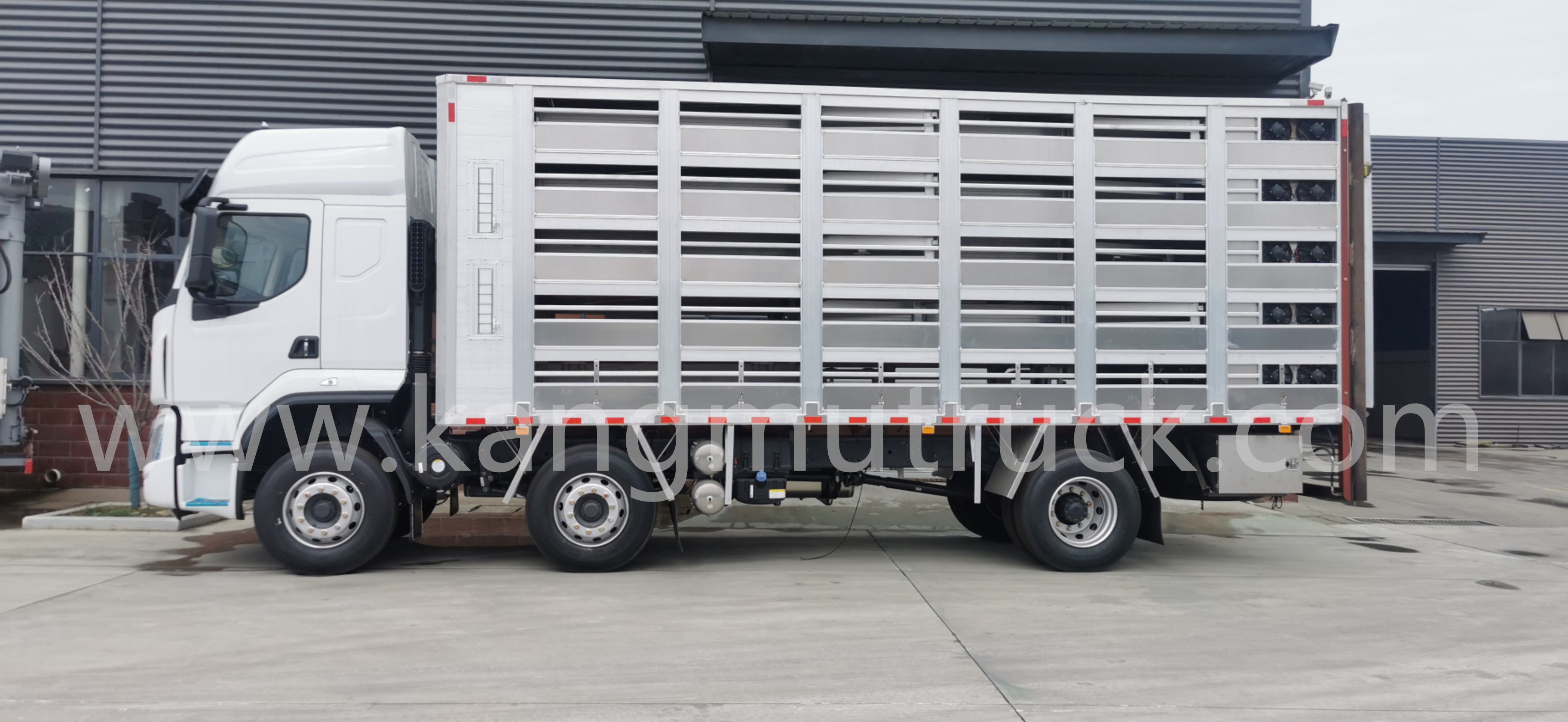 Dongfeng Aluminum 3 Axles Livestock And Poultry Transport Truck (290HP)
