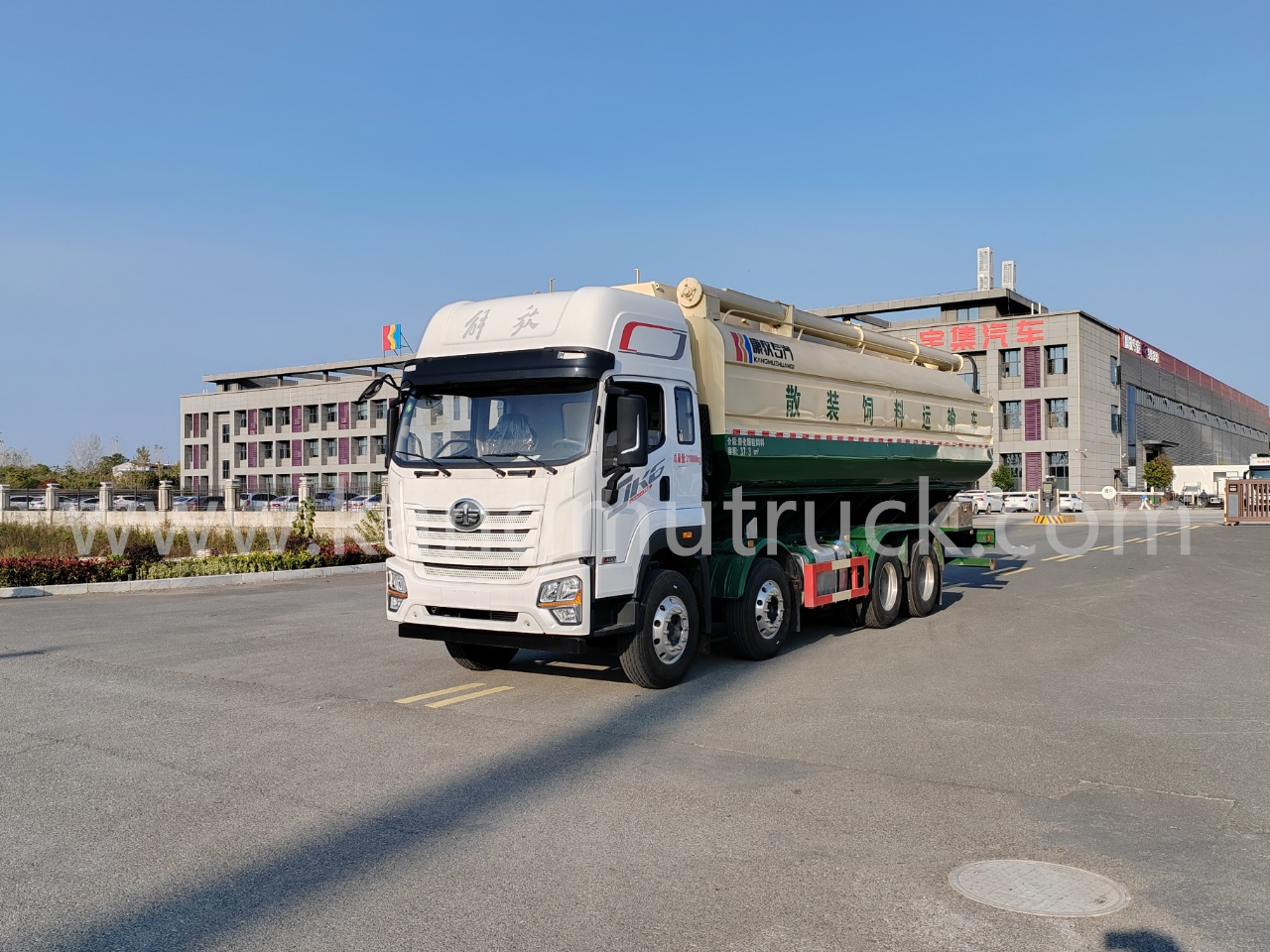 FAW Jiefang Yuchai 400HP 8x4 Bulk Feed Truck