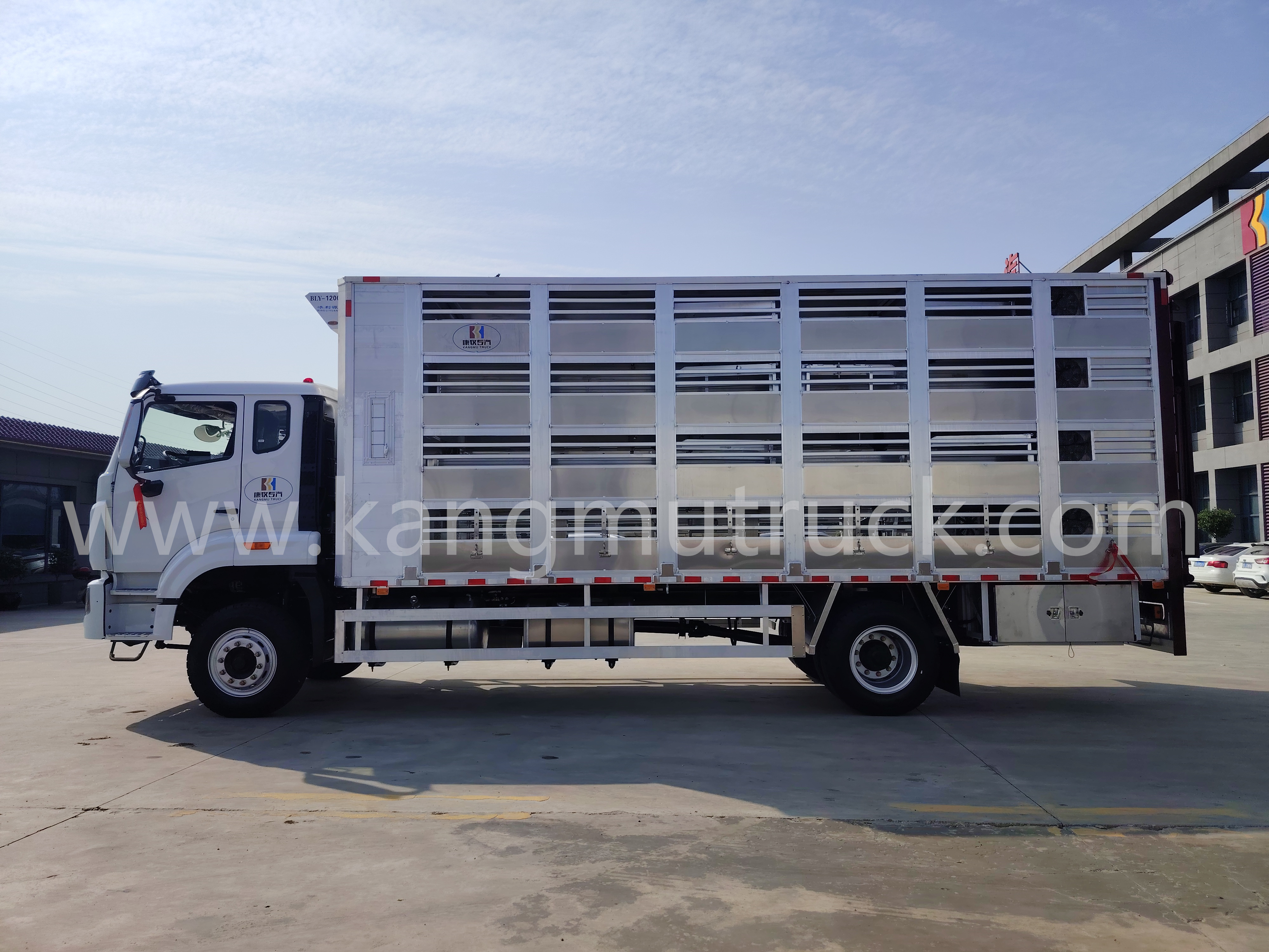 SINOTRUK LIVESTOCK TRANSPORT TRUCK