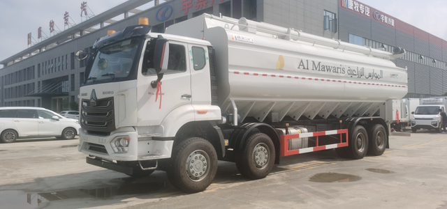 Sinotruk HOWO NX430 With 30KW Self-generator and 42CBM Bulk Feed Truck