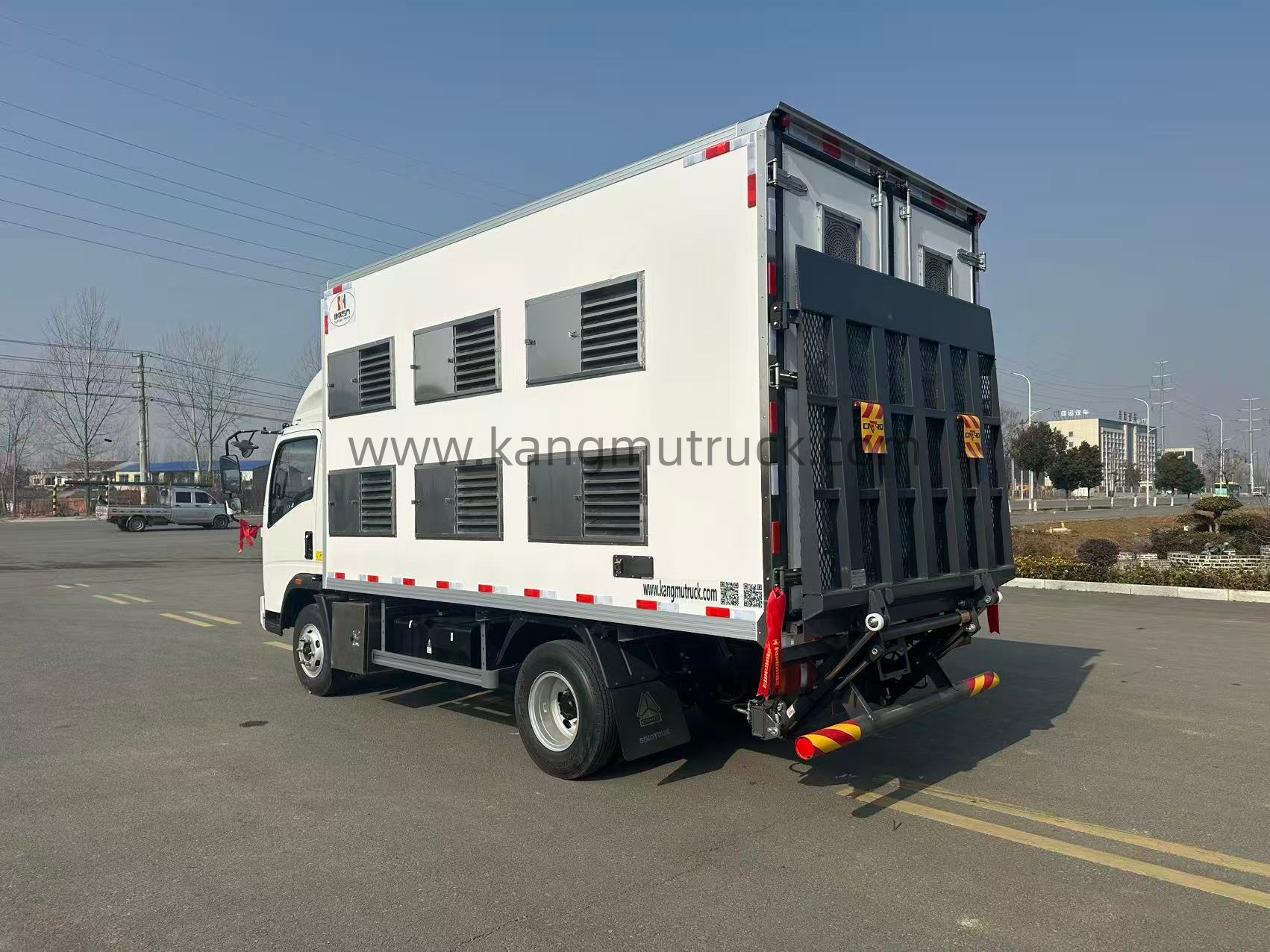 Sinotruk 4*2 Light-type Day-old Chick Broiler Transport Truck