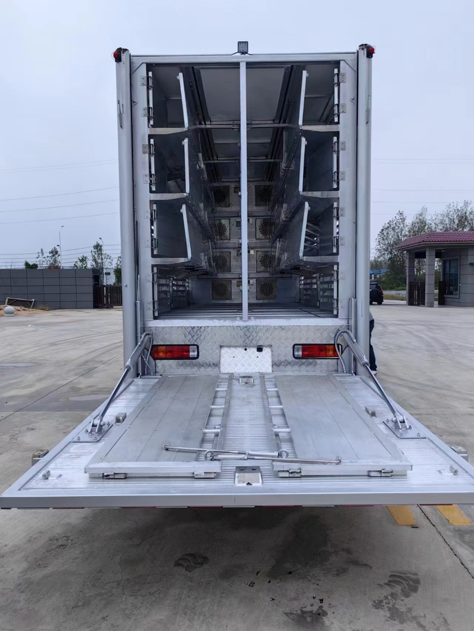 Dongfeng Chenglong Single Axle Aluminium Alloy Transport Truck