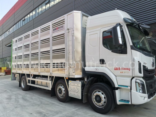 Dongfeng Aluminum 3 Axles Livestock And Poultry Transport Truck (290HP)
