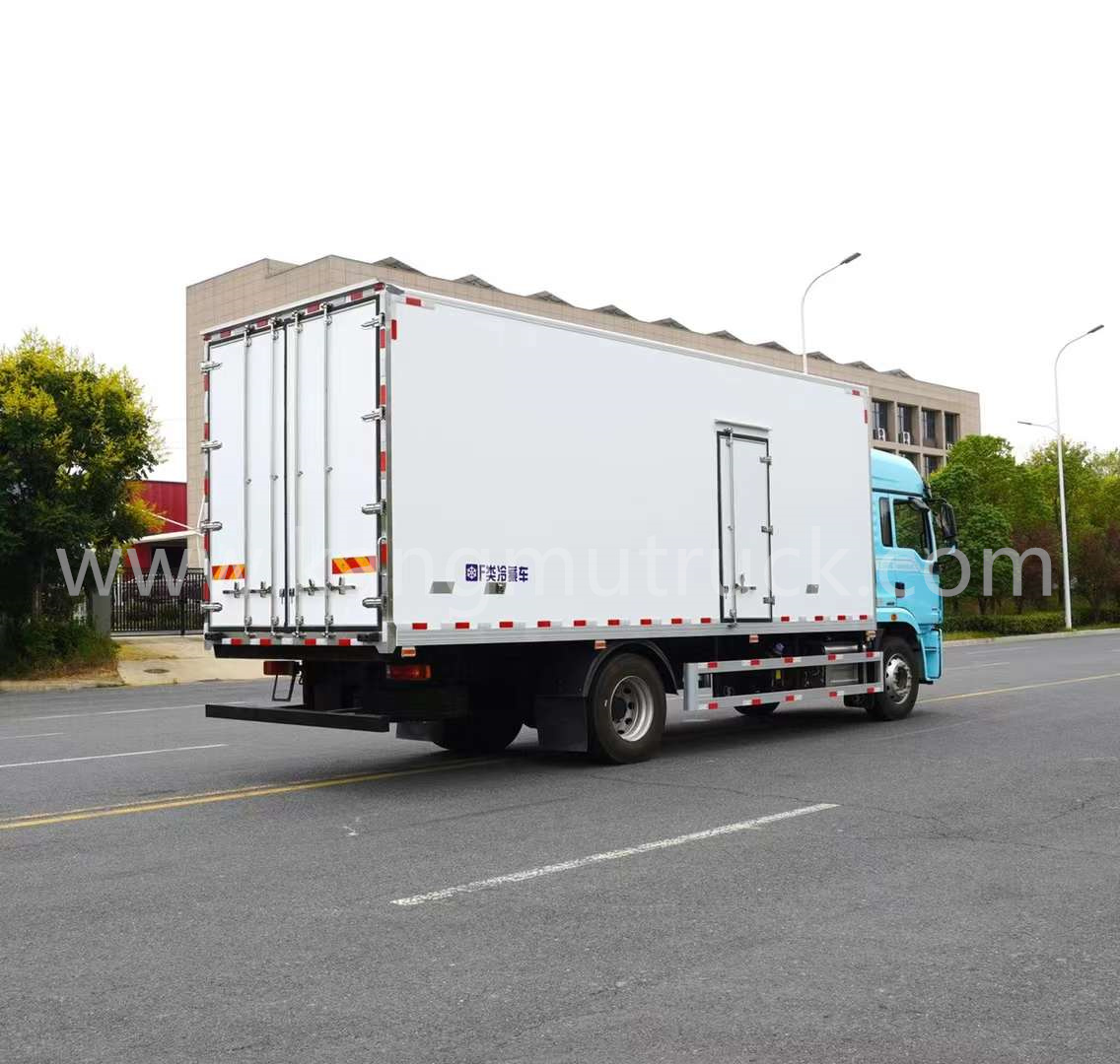 Shacman 6.8m 270hp 냉장 트럭 