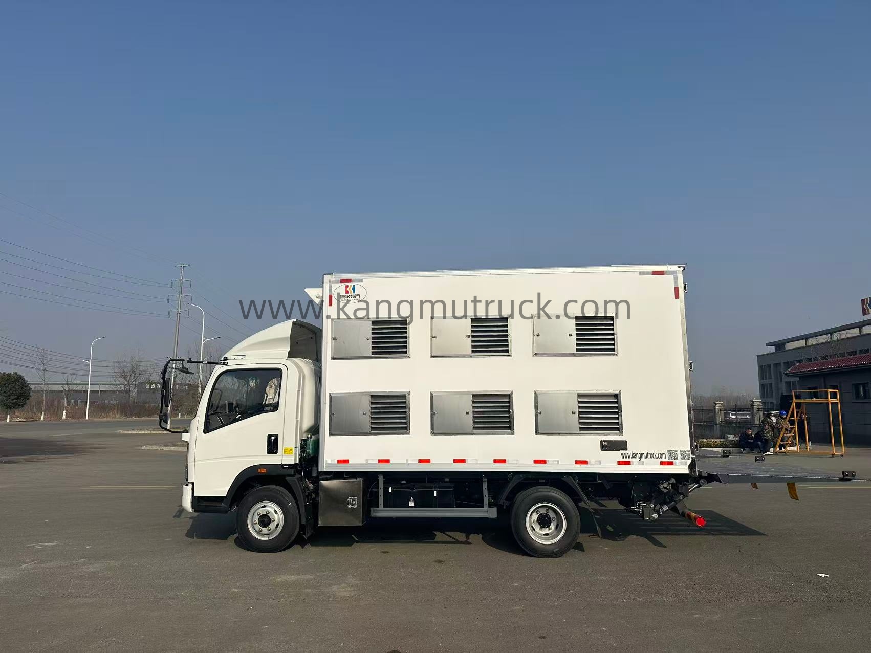 Sinotruk 4*2 Light-type Day-old Chick Broiler Transport Truck
