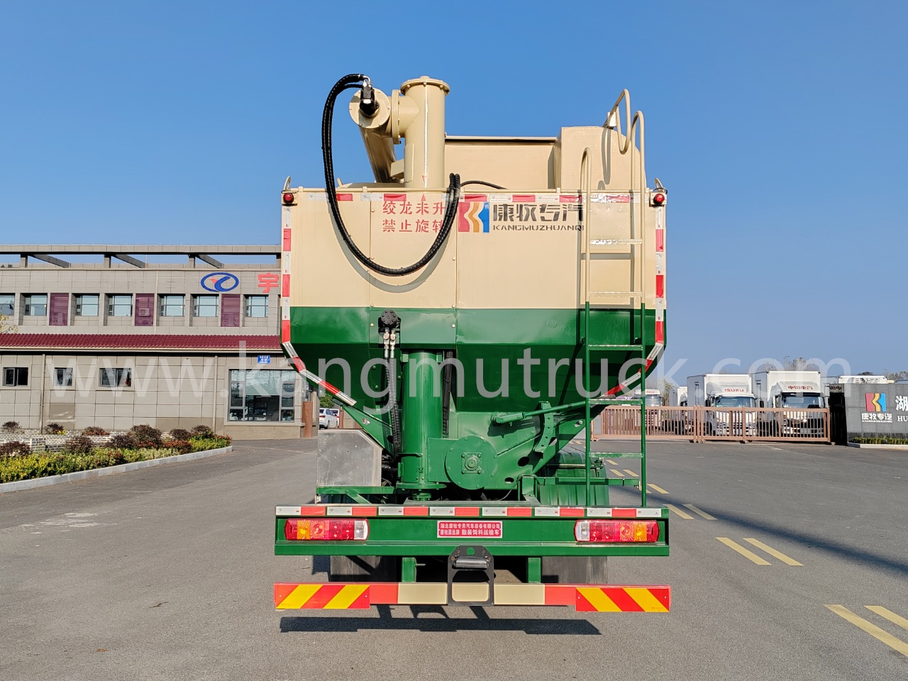 FAW Jiefang Yuchai 400HP 8x4 Bulk Feed Truck