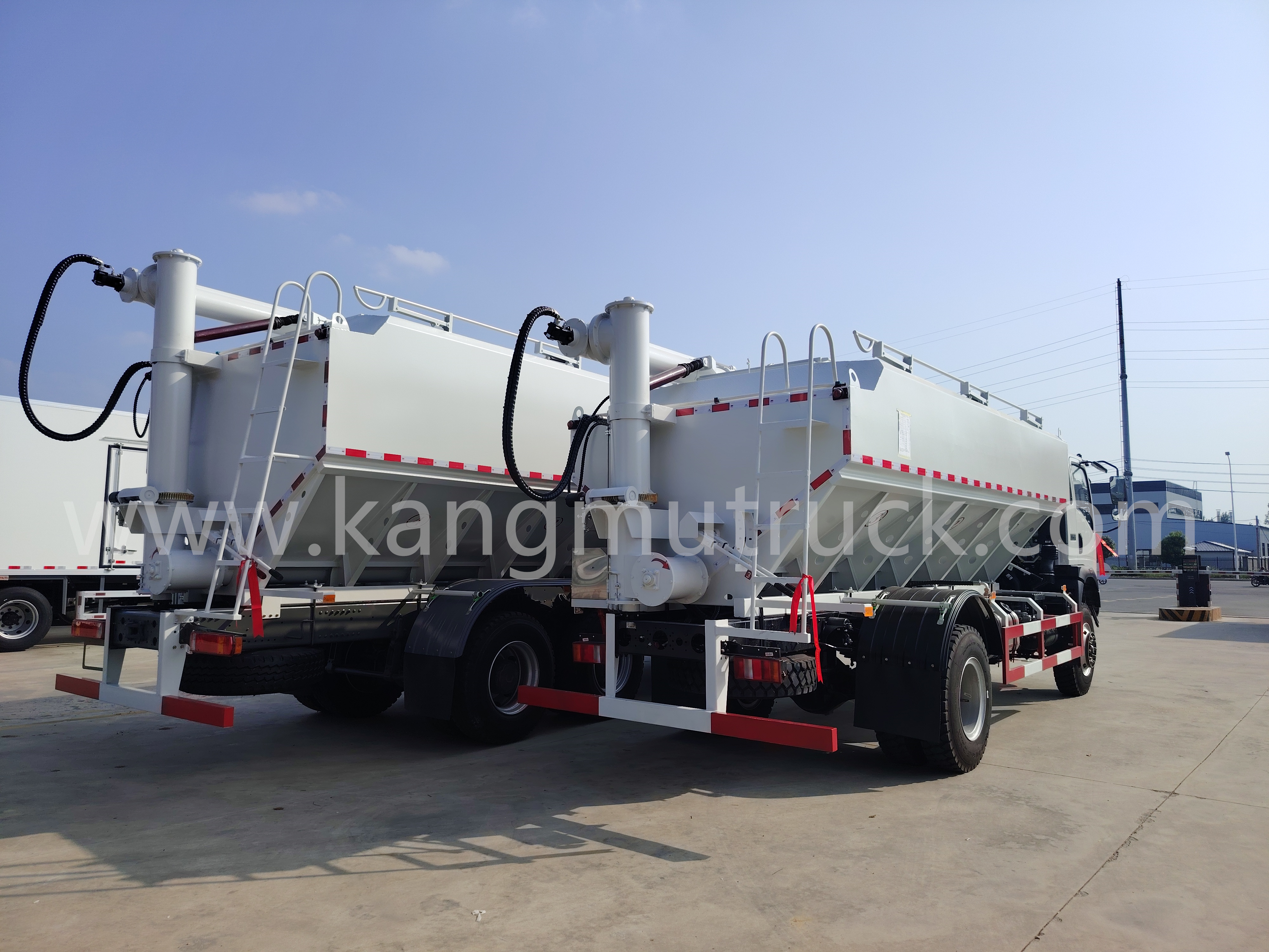 SINOTRUK HOWO BULK FEED TRUCK