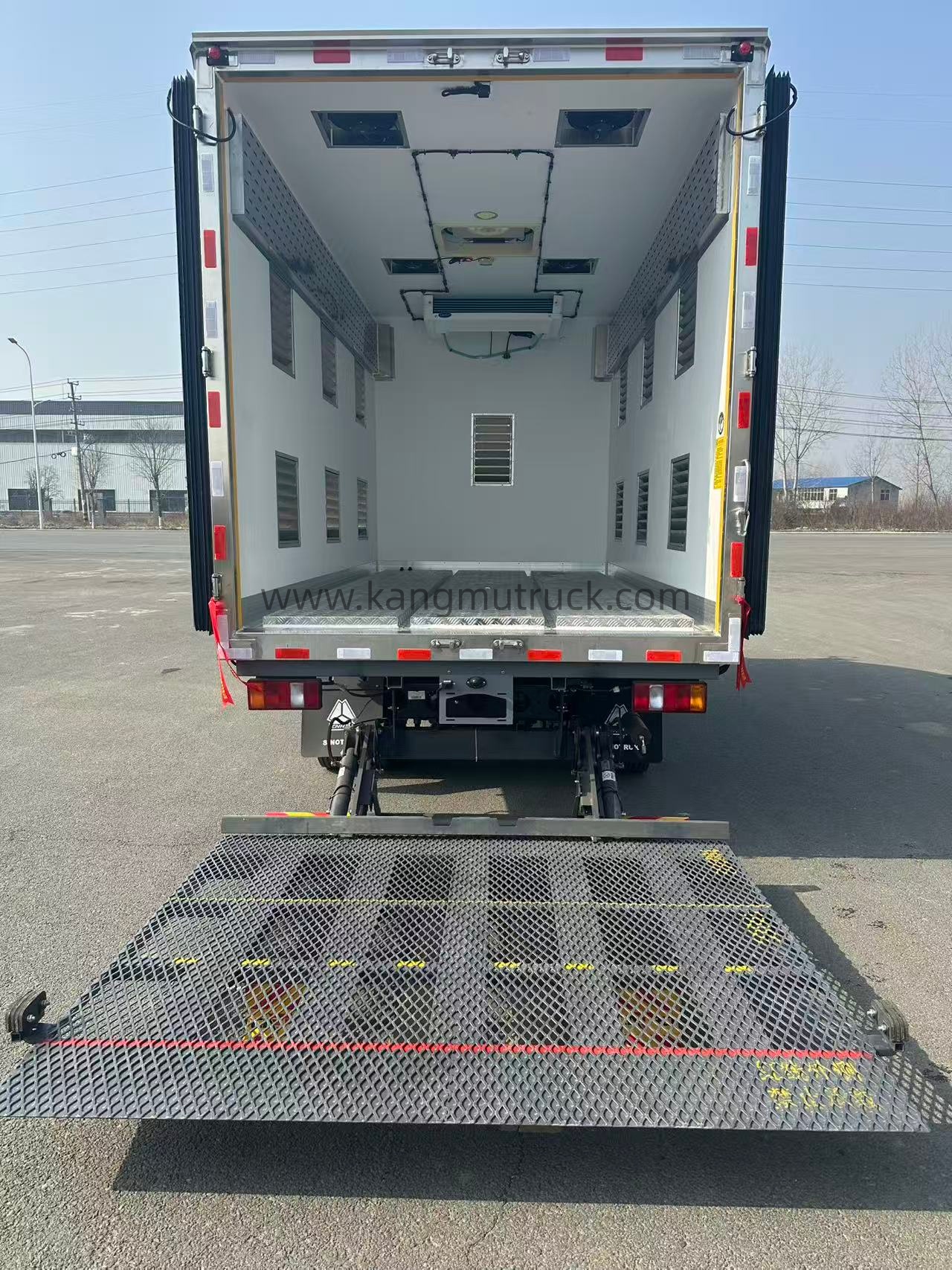 Sinotruk 4*2 Light-type Day-old Chick Broiler Transport Truck