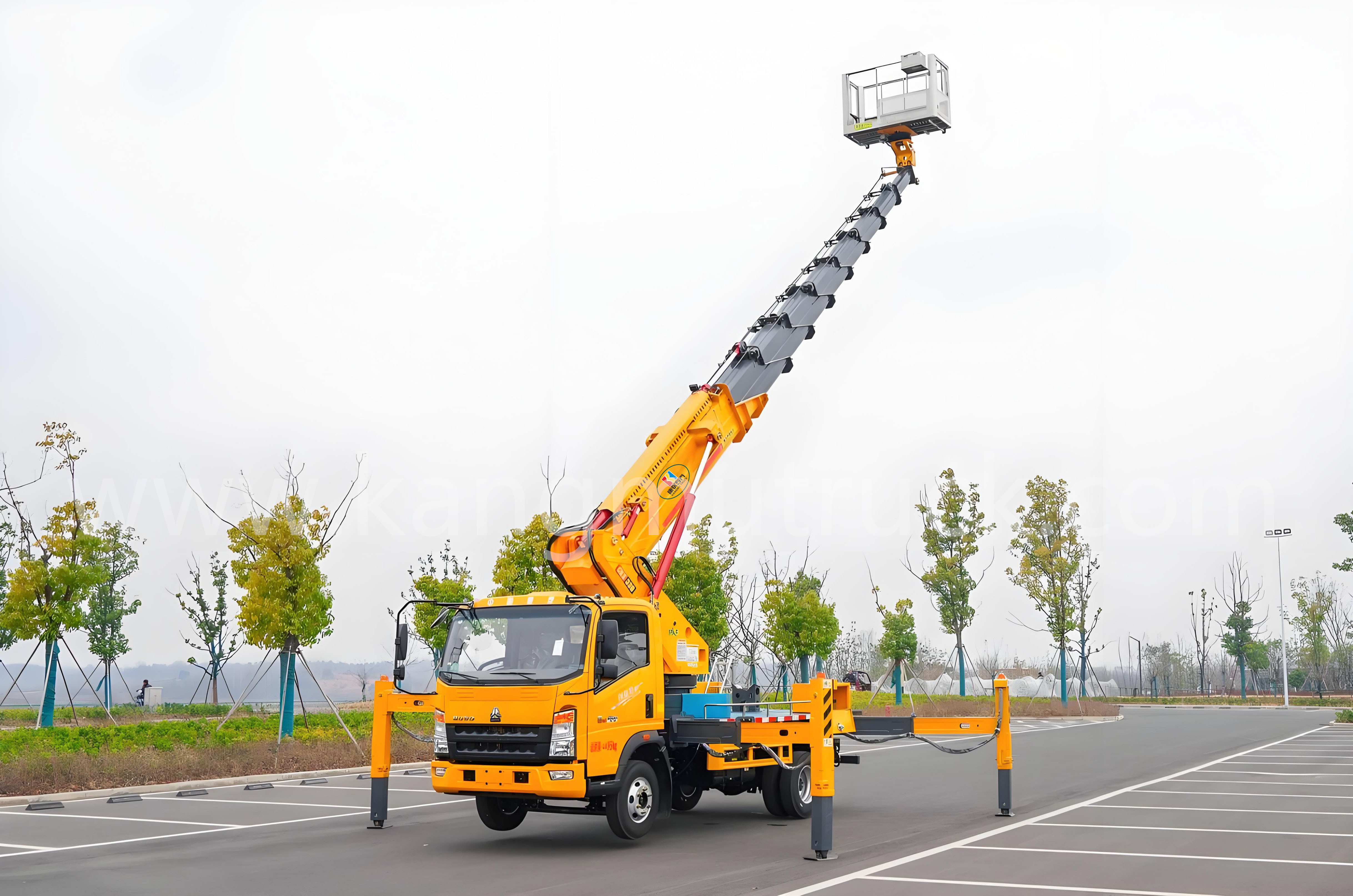 Sinotruk Howo 33-Meter Nine-Section Boom Aerial Lift Truck