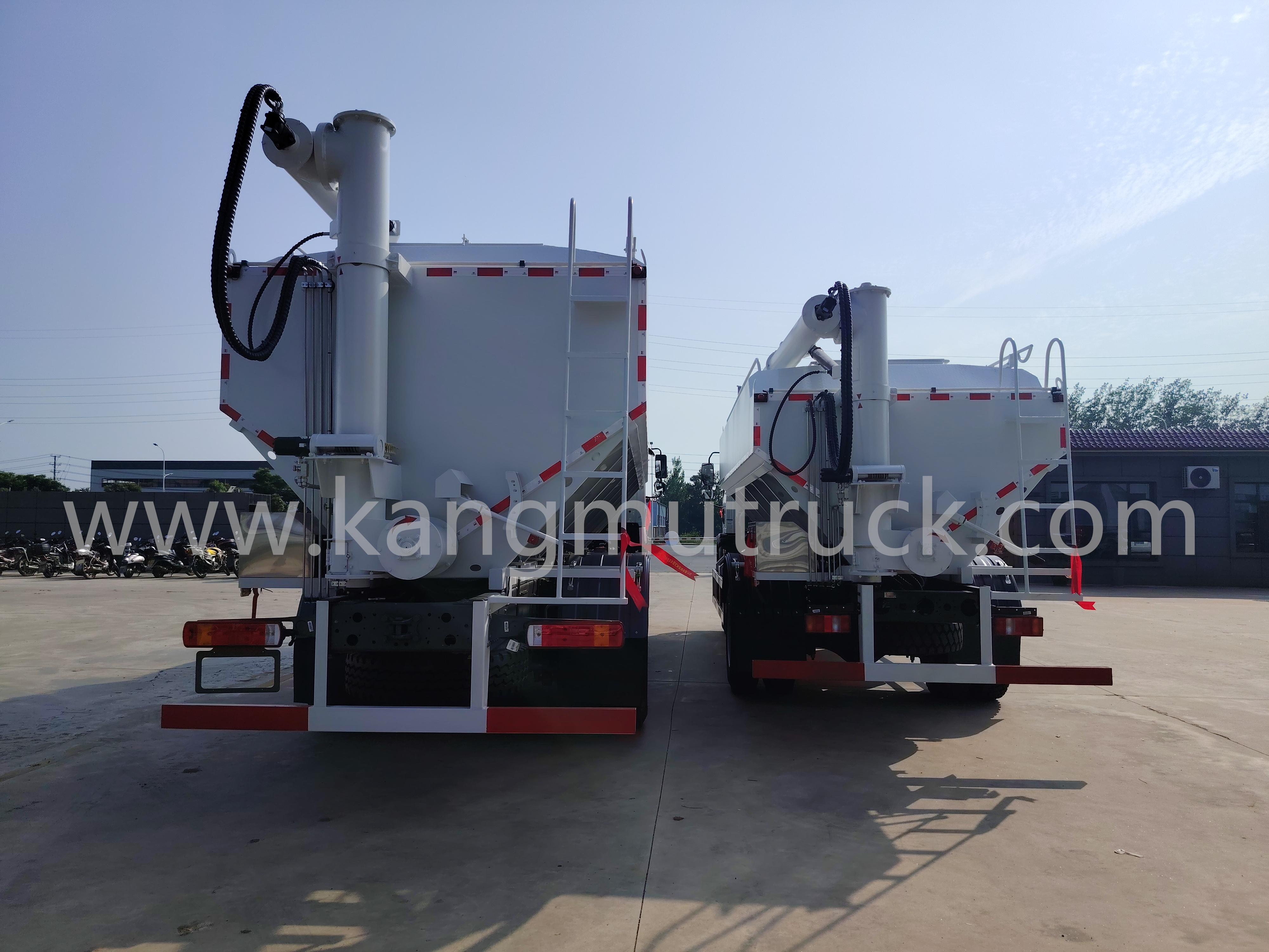 SINOTRUK HOWO BULK FEED TRUCK