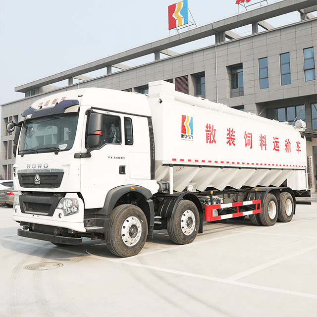 Sinotruck HOWO 8X4 34cbm Bulk Feed Grain Truck for Feed Grain Delivery