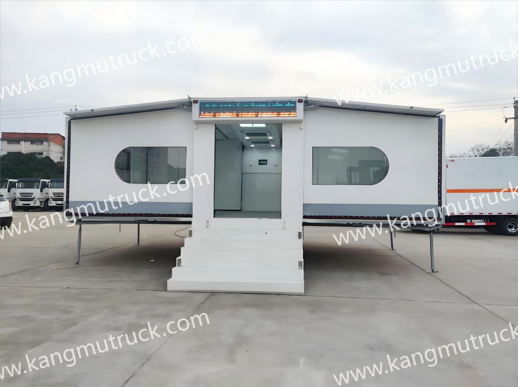 Sinotruk Howo Mobile Banquet Truck (Three-Unit)