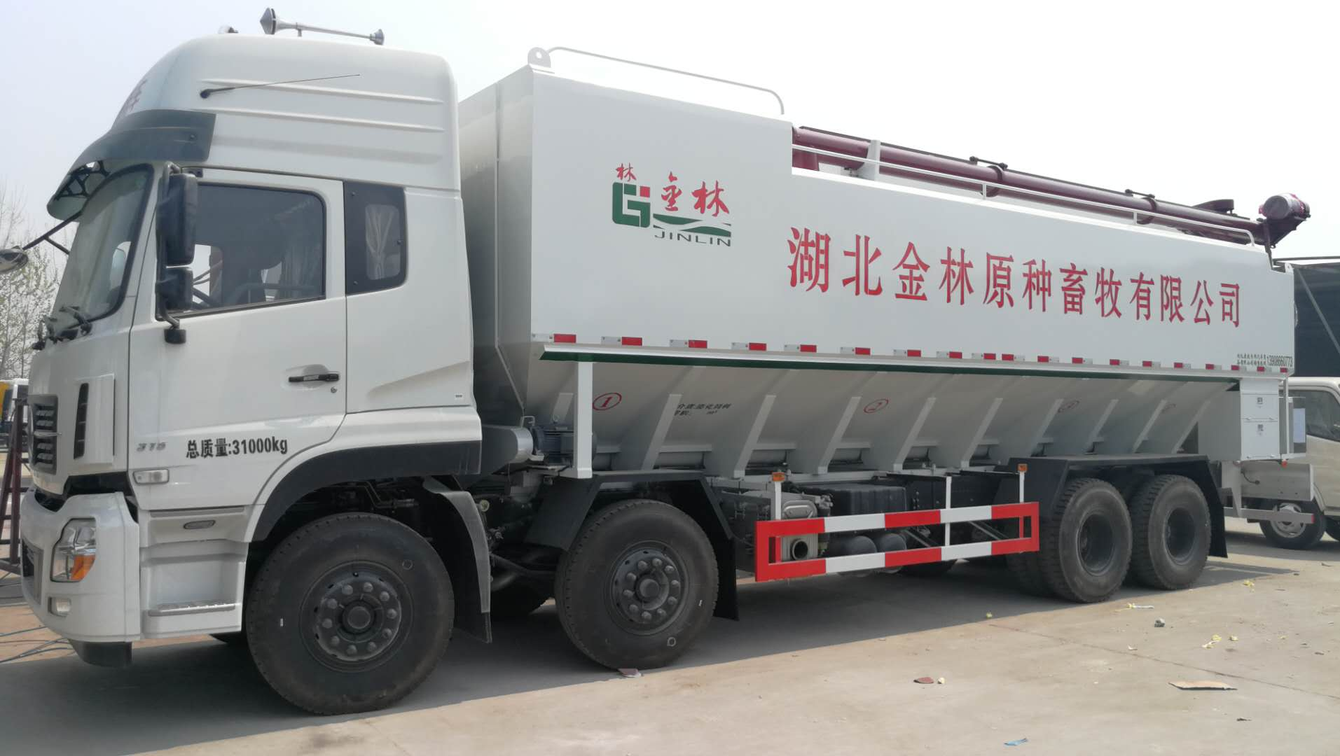 Dongfeng KL 8×4 Bulk Feed Truck (20-25 Tons)