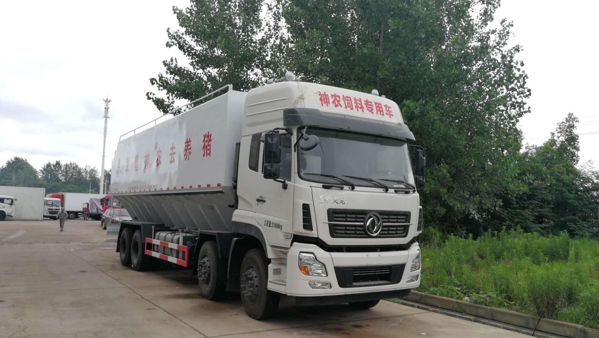 Dongfeng KL 8×4 Bulk Feed Truck (20-25 Tons)