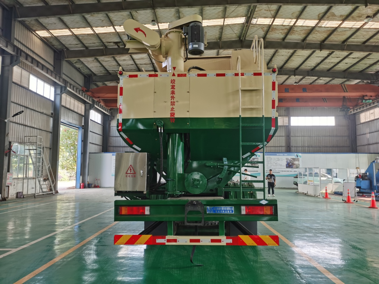 Dongfeng KL 4 Axles LNG 44 CBM Bulk Feed Truck