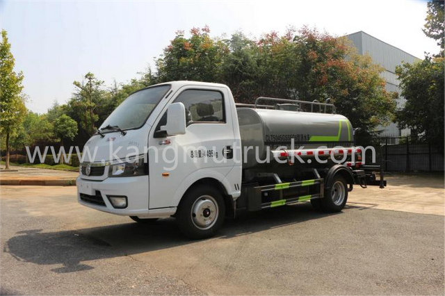Dongfeng Tuyi 2,6 m Sprinkler Truck Water Bowser Truck