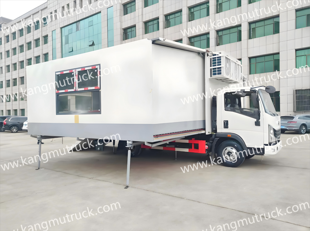 Sinotruk Howo Mobile Banquet Truck (Three-Unit)