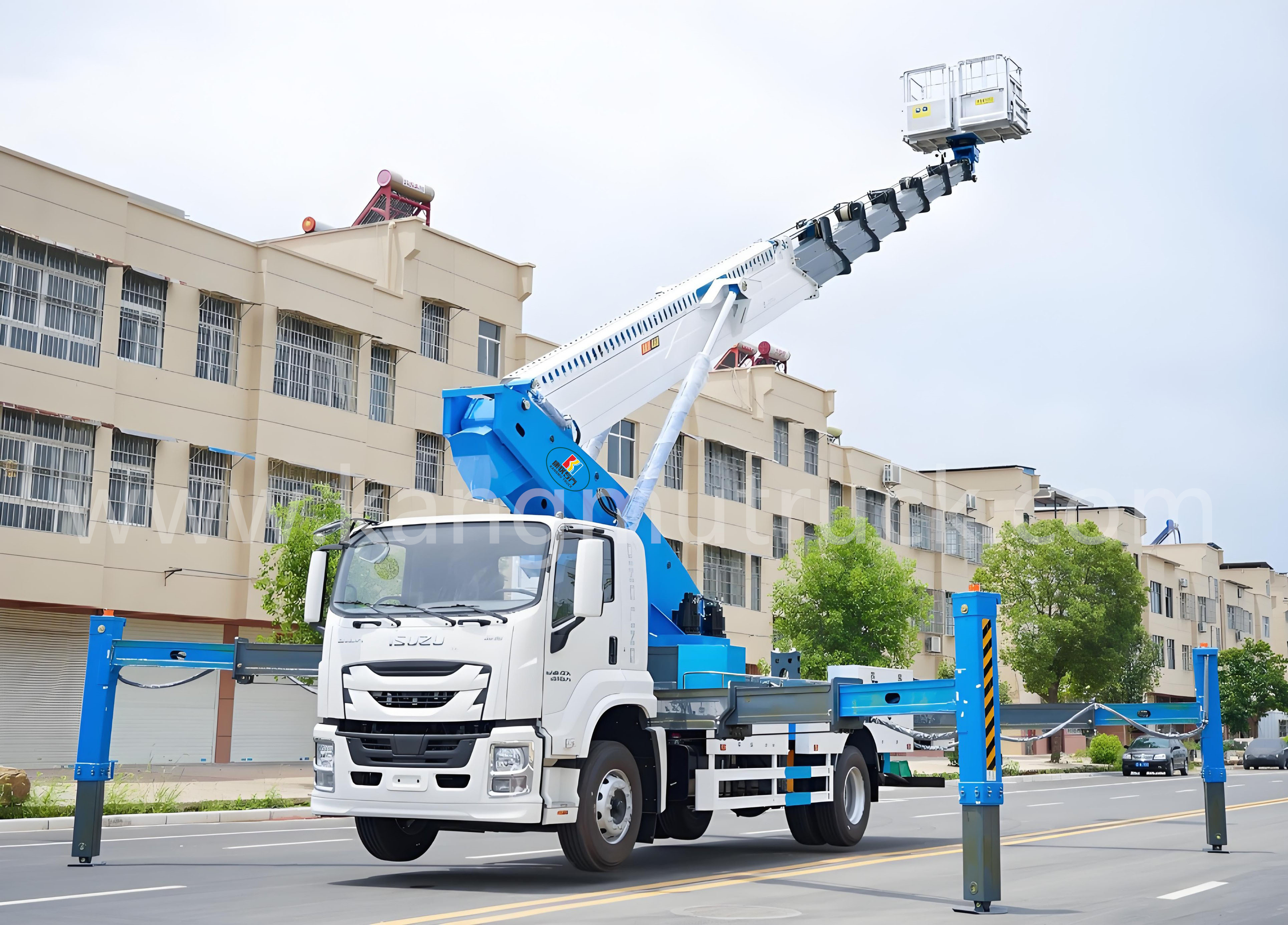 ISUZ 45 METERS AERIAL LIFT TRUCK