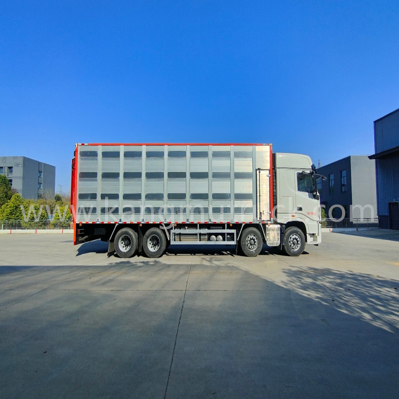 Dongfeng Tianlong Flagship King KX Livestock Transport Vehicle