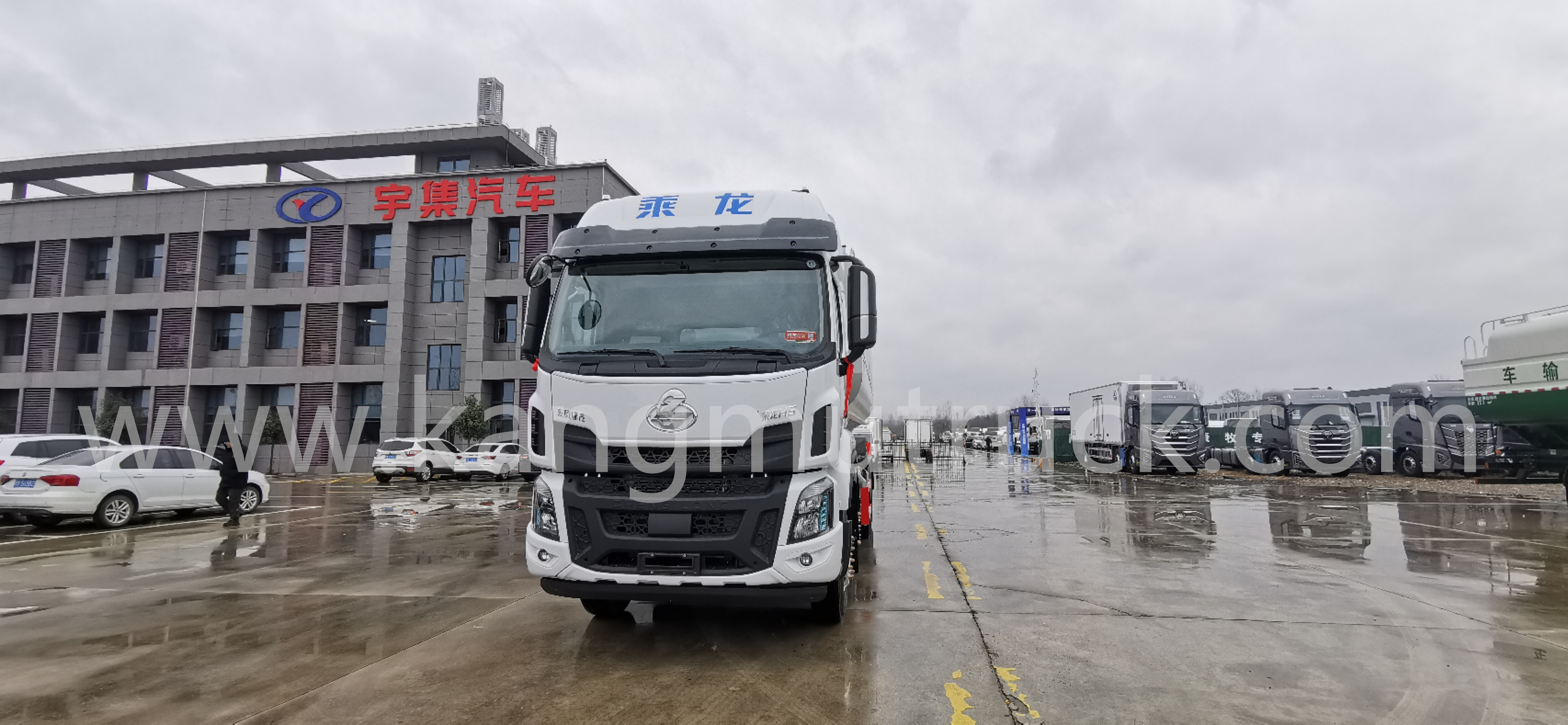 Dongfeng LZM Chenglong H5 400HP Bulk Feed Truck