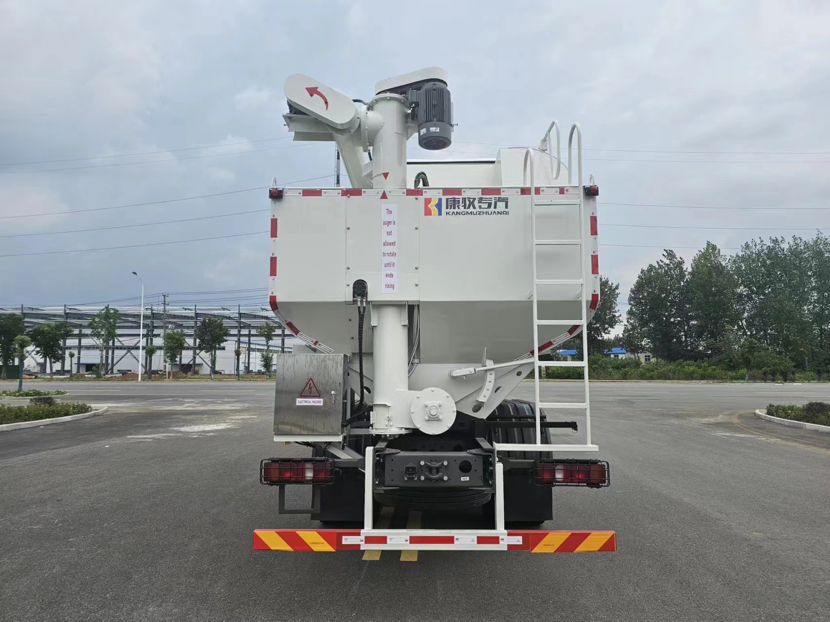 Sinotruk HOWO NX430 With 30KW Self-generator and 42CBM Bulk Feed Truck