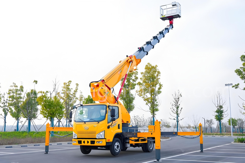 FAW JieFang 33-Meter Seven-Section Boom Aerial Lift Truck