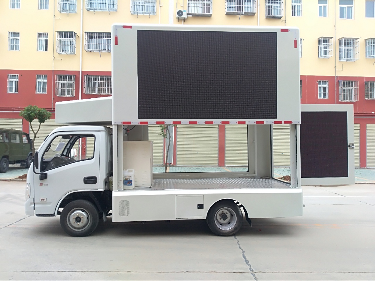 Advertising LED Screen Truck with Stage