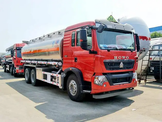 HOWO Aircraft Refueling Truck with Oil Tank