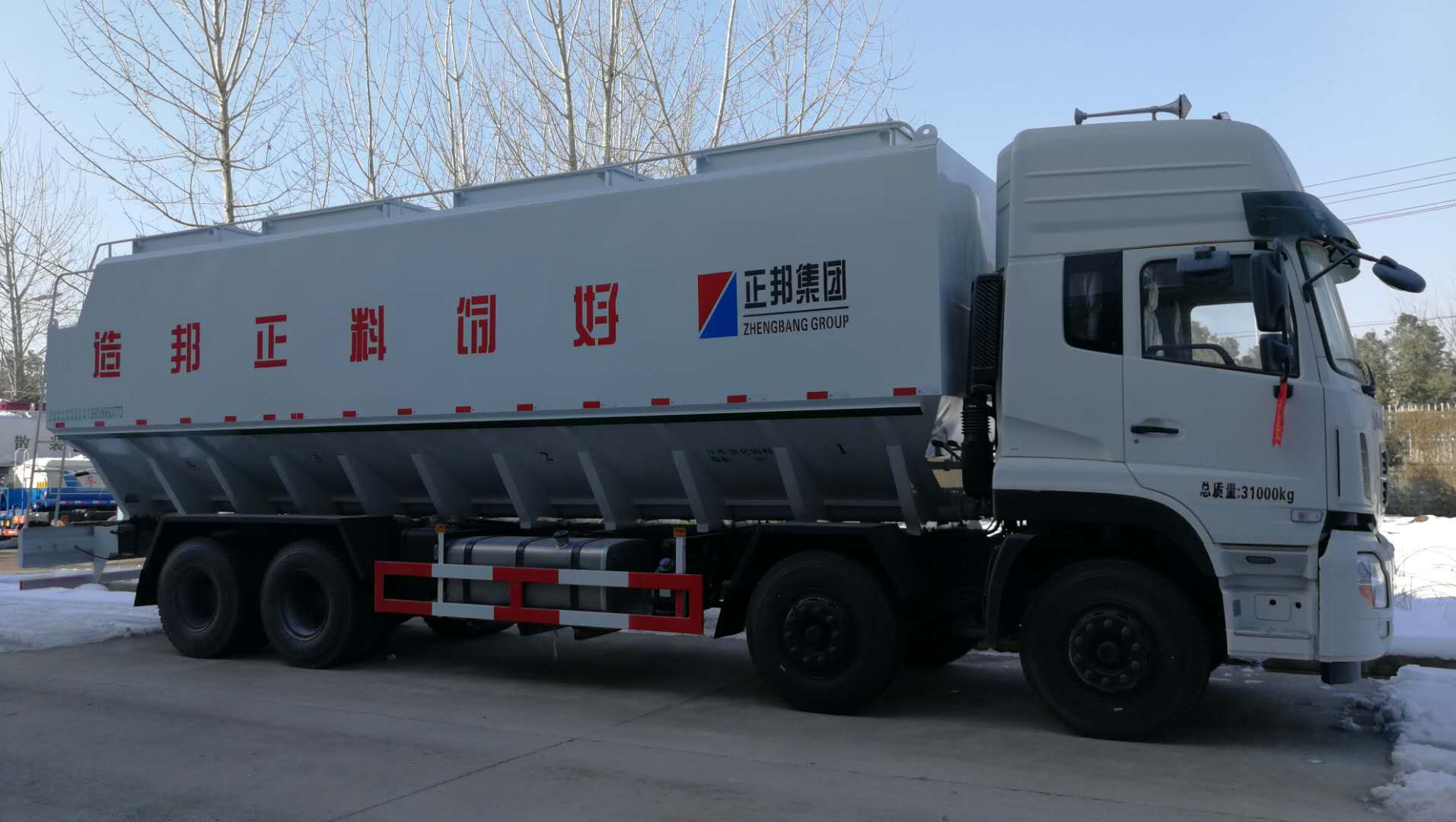 Dongfeng KL 8×4 Bulk Feed Truck (20-25 Tons)