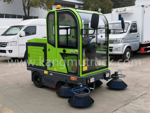 Fully Enclosed Three Wheeled Five Brush Road Sweeper