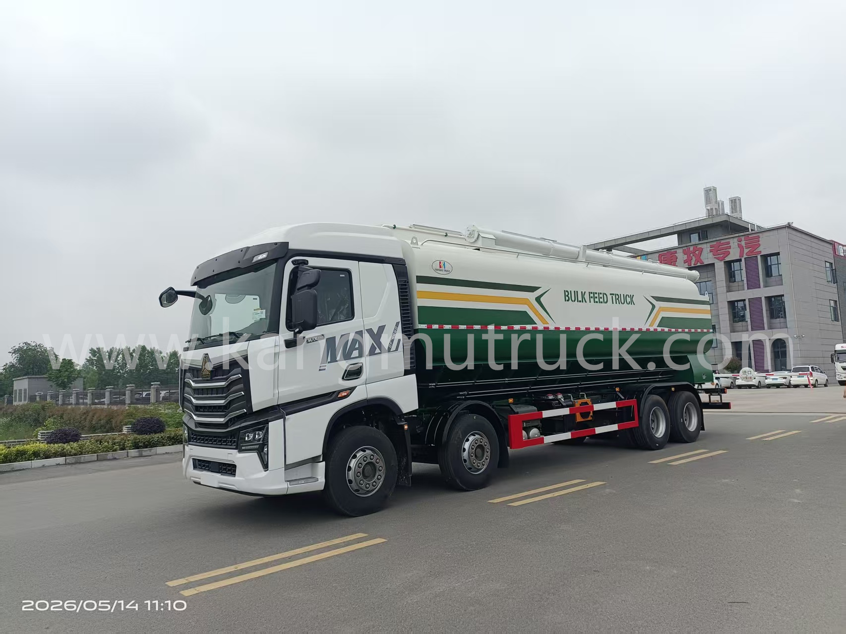 SINOTRUK 8X4 BULK FEED TRUCK