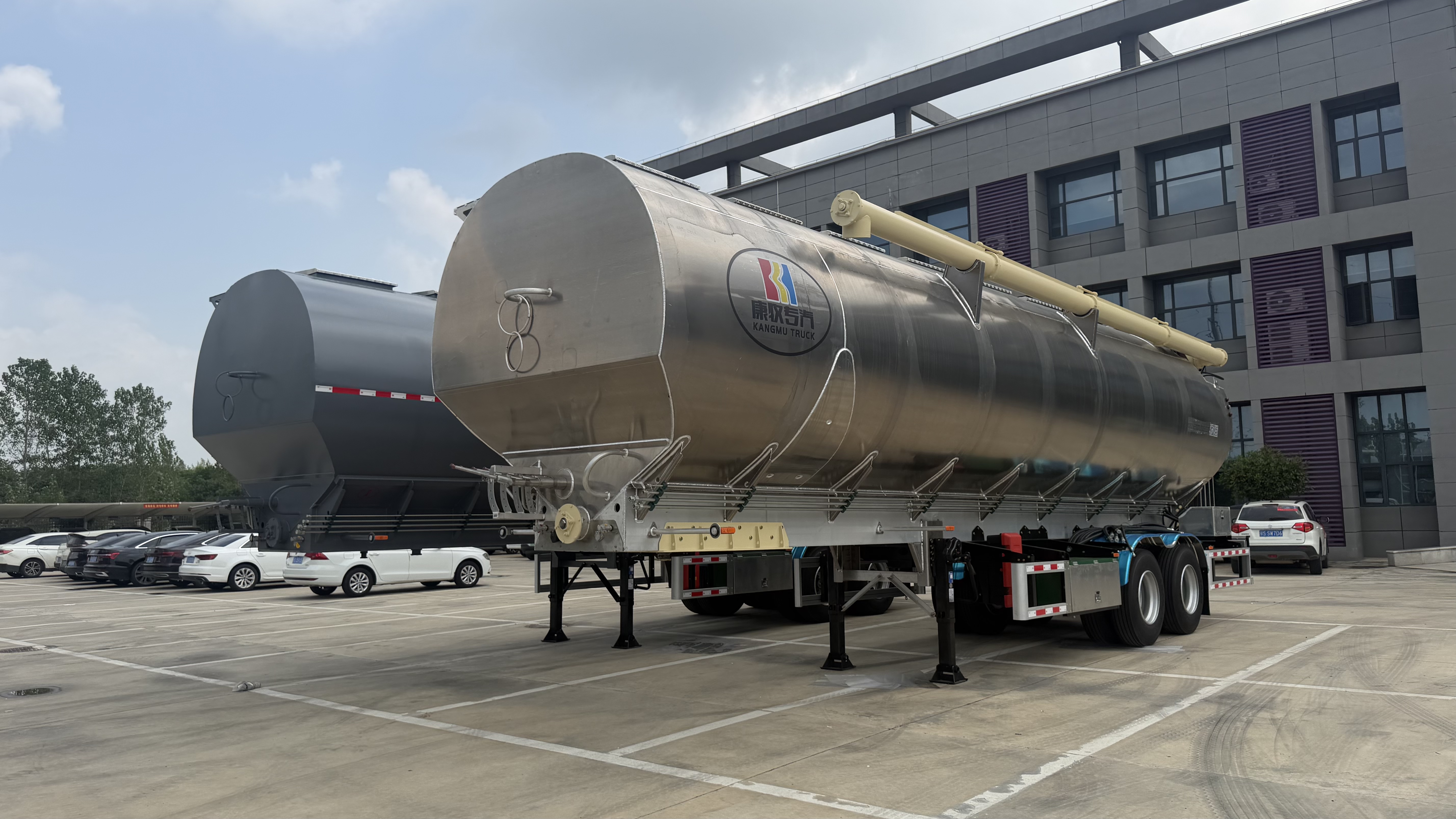 49 M&sup3;Aluminum Bulk Feed Semi-Trailer
