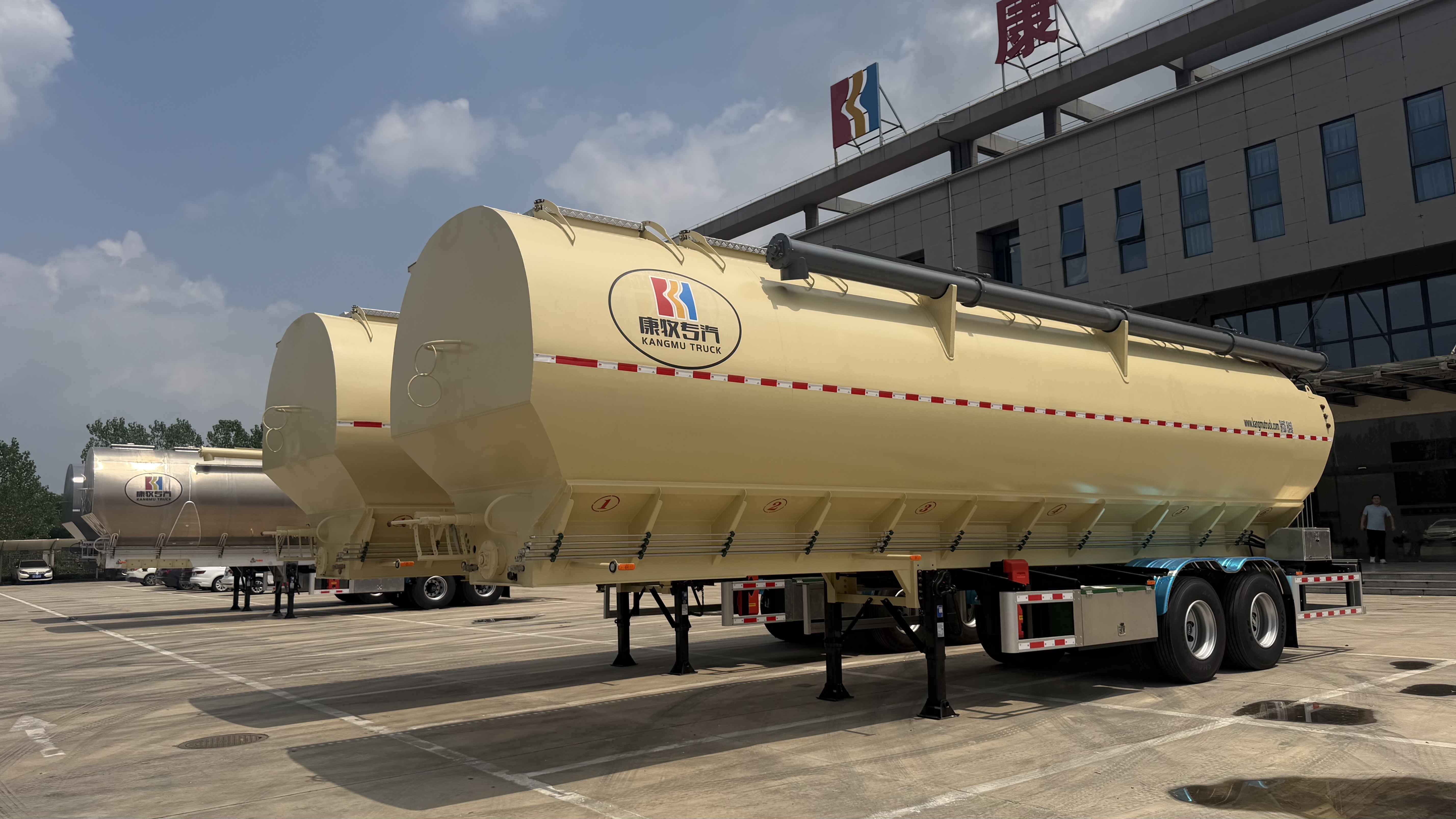 28-ton 8-Compartment Carbon Steel Feed Semi-Trailer
