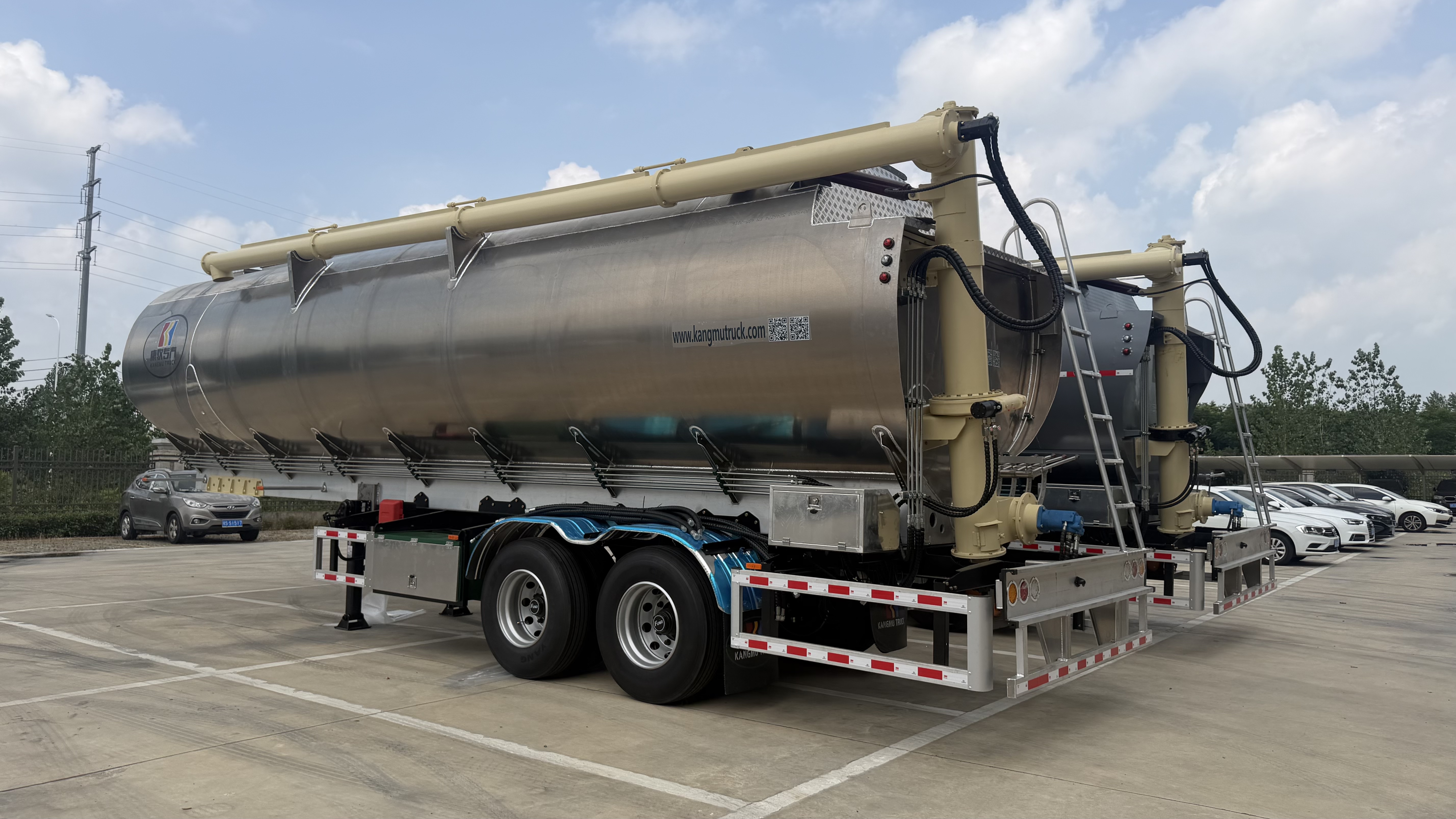 49 M&sup3;Aluminum Bulk Feed Semi-Trailer
