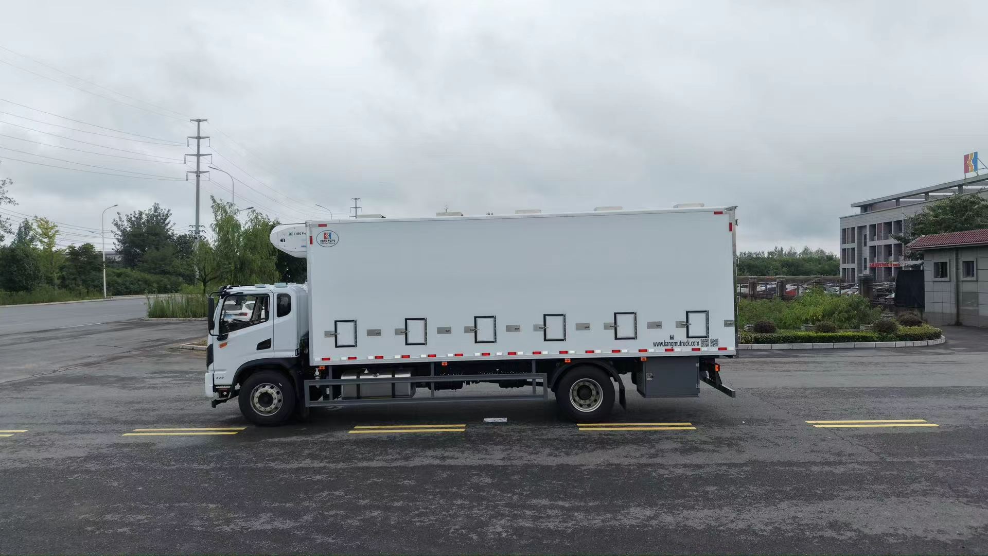 KANGMU TEMPERATURE-CONTROLLED DAY-OLD CHICK TRANSPORT TRUCK
