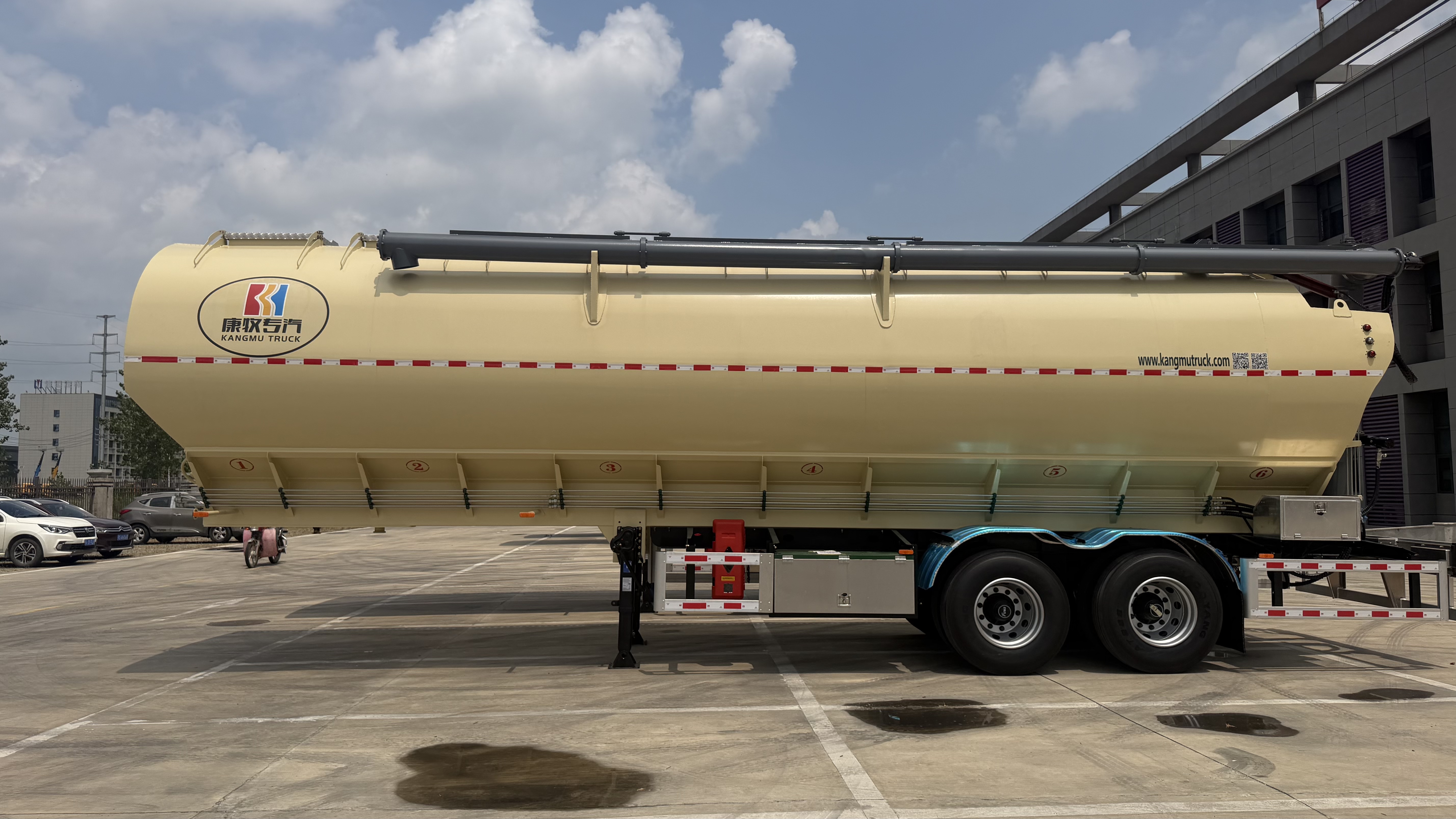 28-ton 8-Compartment Carbon Steel Feed Semi-Trailer